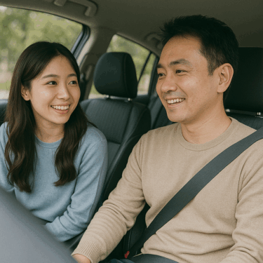 清潔で整った車内で日本人カップルが会話を楽しむリアルな写真風イメージ