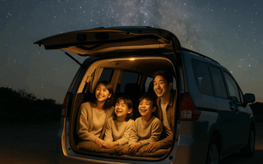 星空の下、快適に車中泊を楽しむ日本人家族の姿