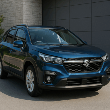スズキのメタリックブルーの新型SUVが近代的な建物の前に停車している様子。新しいエンブレムがフロントに輝き、デジタル時代を象徴するスタイリッシュな外観。