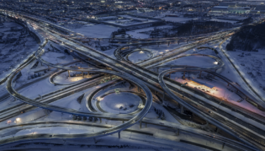 札幌ジャンクションの全景。道央道と札樽道が交差する北海道の交通の要衝。雪国特有のインフラ美と、複雑な分岐構造を象徴する空撮風景。