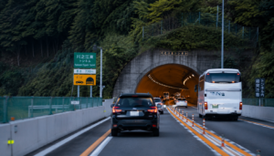 四国高速に多く残る暫定2車線（対面通行）区間。追い越しが不可能なこの区間での速度低下が、四国全体の交通流に影響を及ぼす。